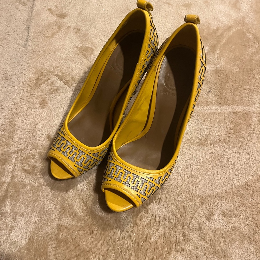 Tory Burch pattern yellow 5-1/2 inch heel
